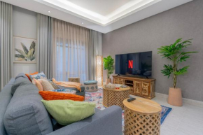 Stylish 3BR Majdiah Apt - Prime Location - Pool & Gym - Keyless Self Entry